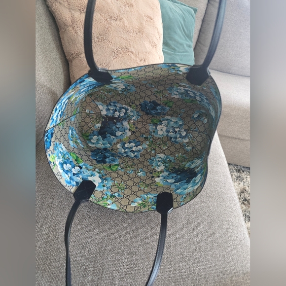 Authentic large Gucci GG Monogram Blooms Reversible Tote - Picture 9 of 16